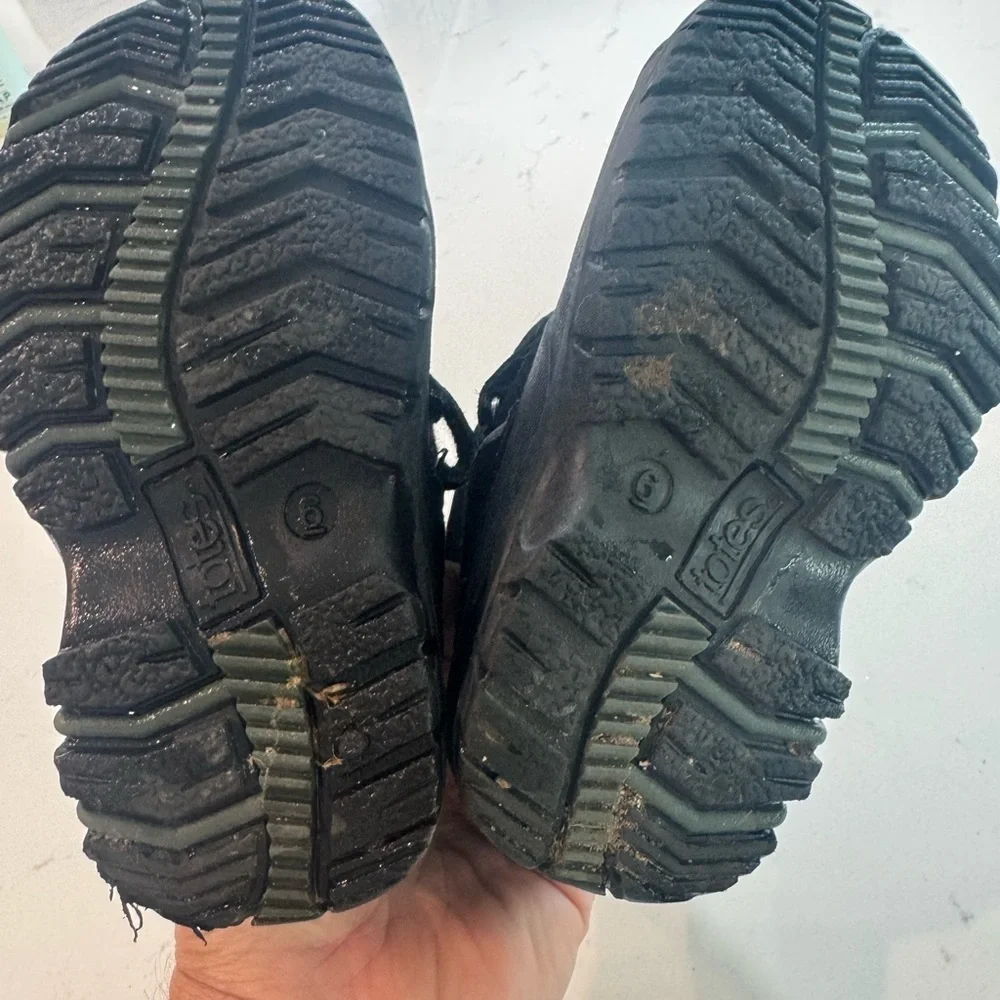 Youth Kids Totes Snow Boots. Youth Size 6. Good used condition. Black.